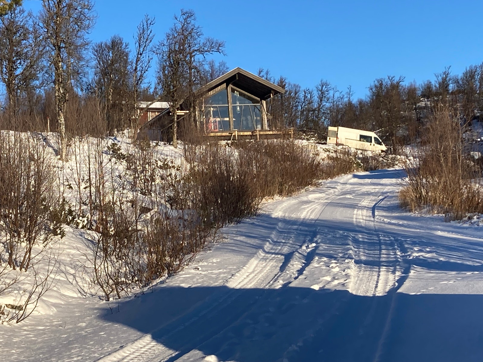 Hytta ligger med fronten mot sør Galleribilde