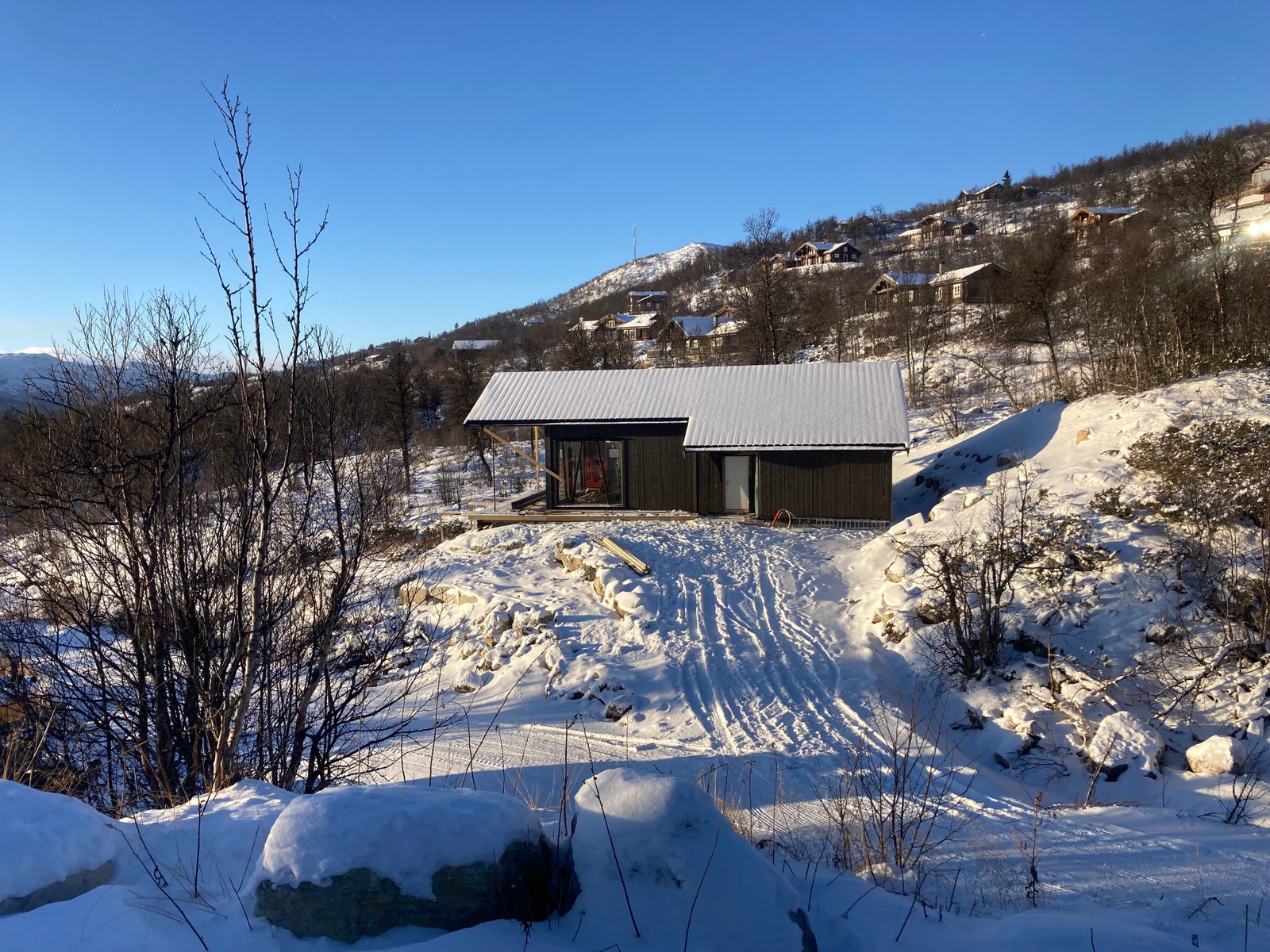 Ligger lunt til med parkering på østsiden. Uteområdet ferdigstilles til våren Galleribilde