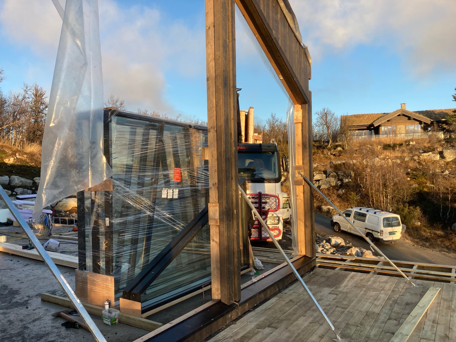 Starten på monteringa av vegg elementene Galleribilde