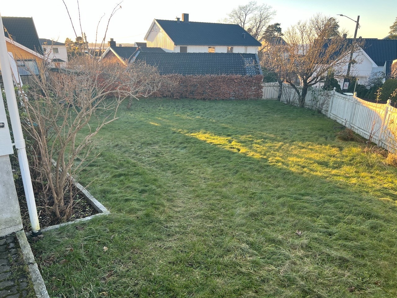 Hage som disponeres av leiligheten. Kan klippes med robotklipper hvis ønskelig. Galleribilde