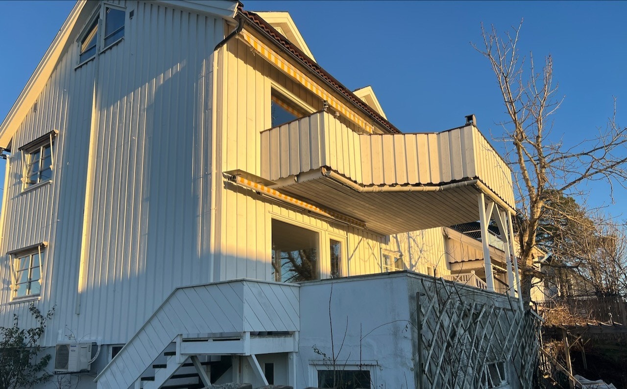 Leiligheten er i første etasje. Stor balkong mot syd. Galleribilde
