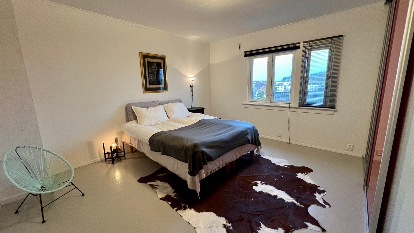 Hovedsoverommet med stor skyvedørsgarderobe langs en hel vegg. Galleribilde