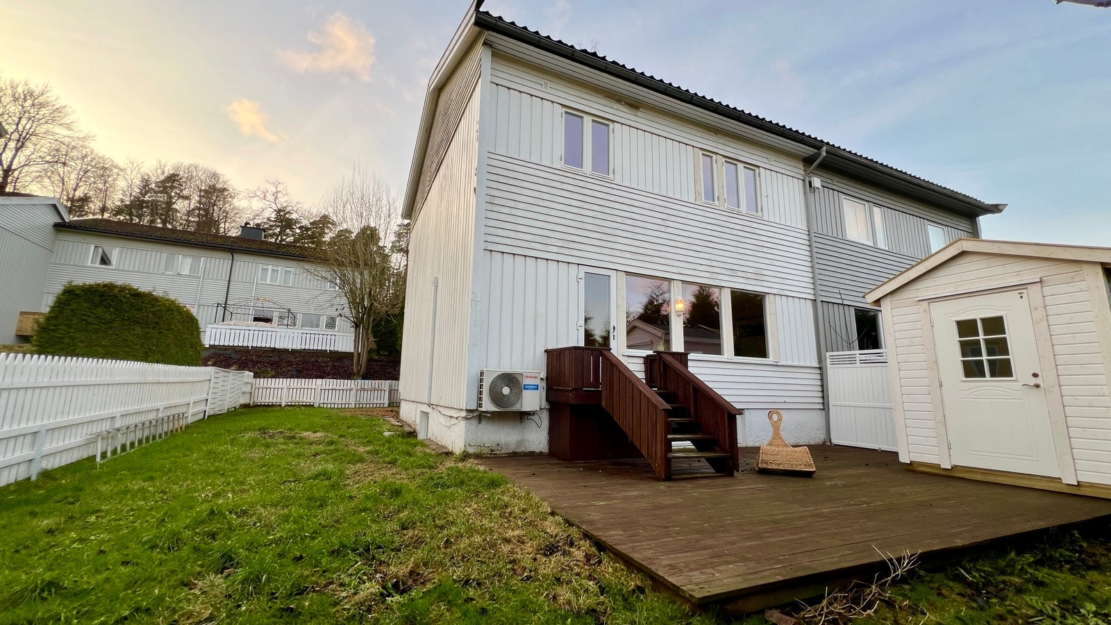 Romslig uteområde for lek og grilling med familie og venner. Galleribilde