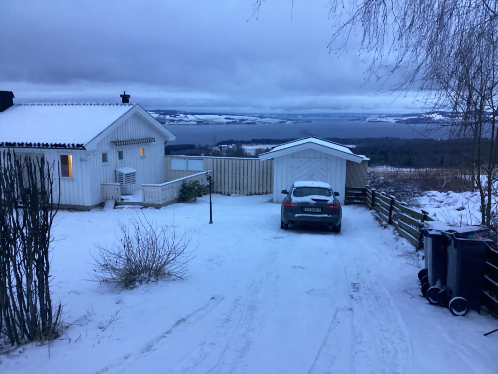 Liten garasje\utehus med god plass til oppbevaring Galleribilde