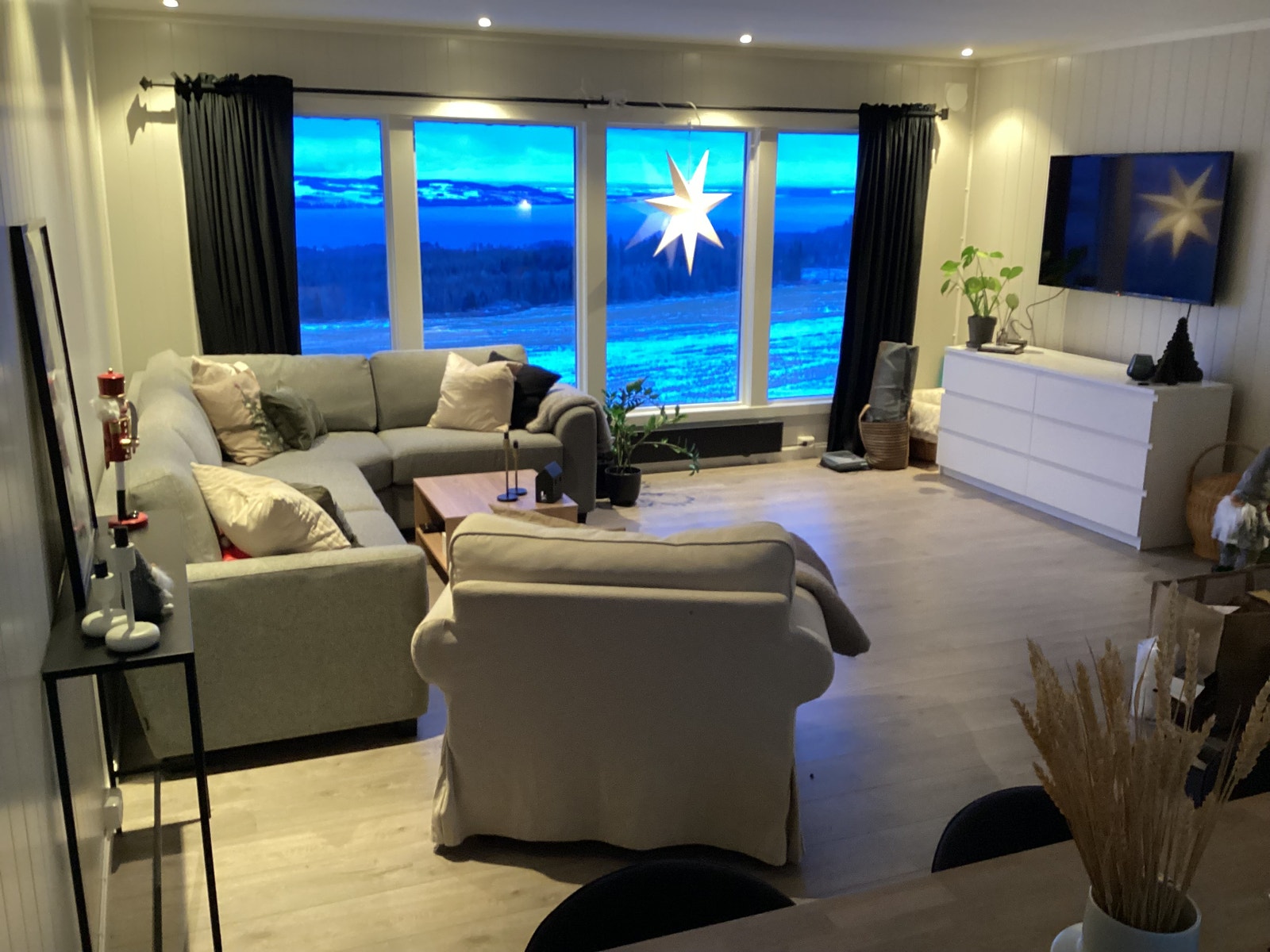 Romslig stue, med utsikt over Mjøsa Galleribilde