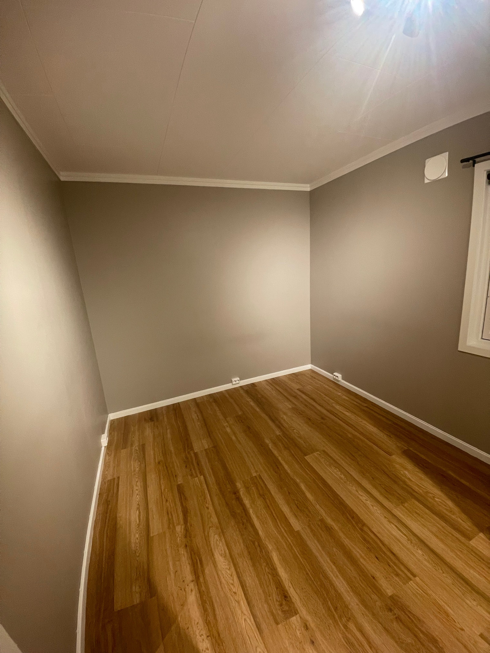 Plass til dobbeltseng samt nattbord Galleribilde