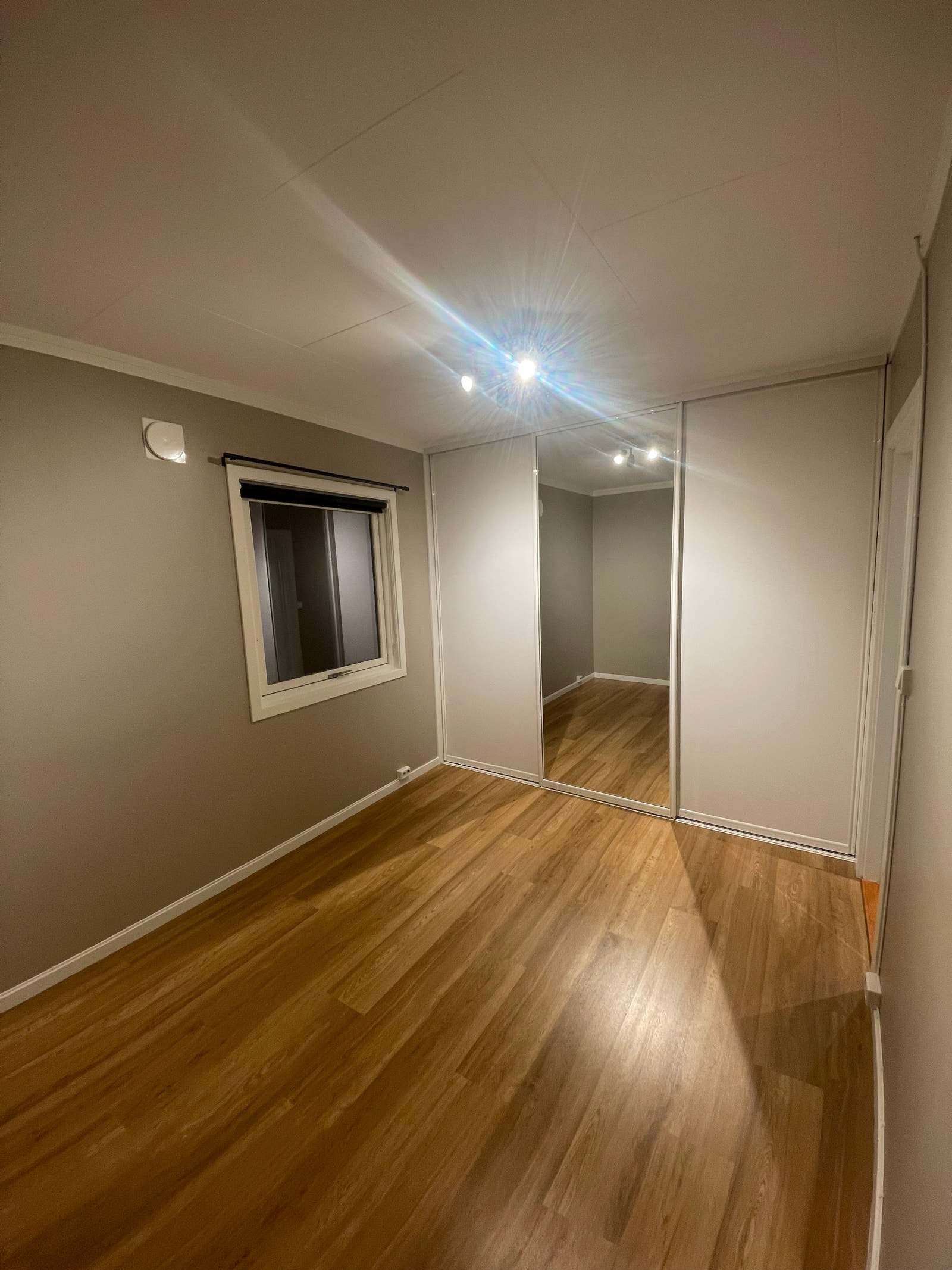 Soverom med innebygd skyvedørsgarderobe Galleribilde