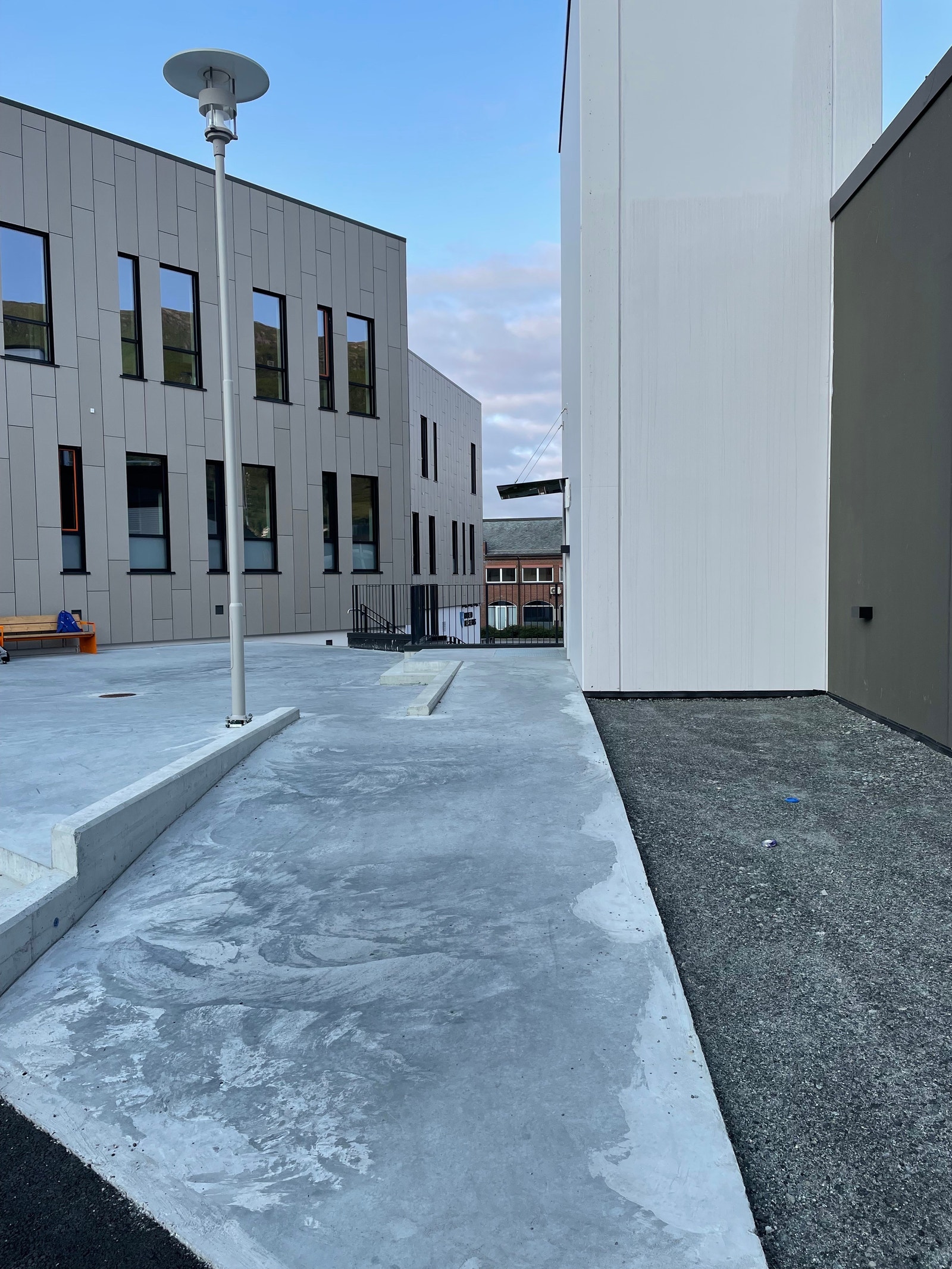 Hareid helsehus -et par minutters gåavstand fra tomten her ligger også flere butikker og hurtigbåten nedenfor Galleribilde