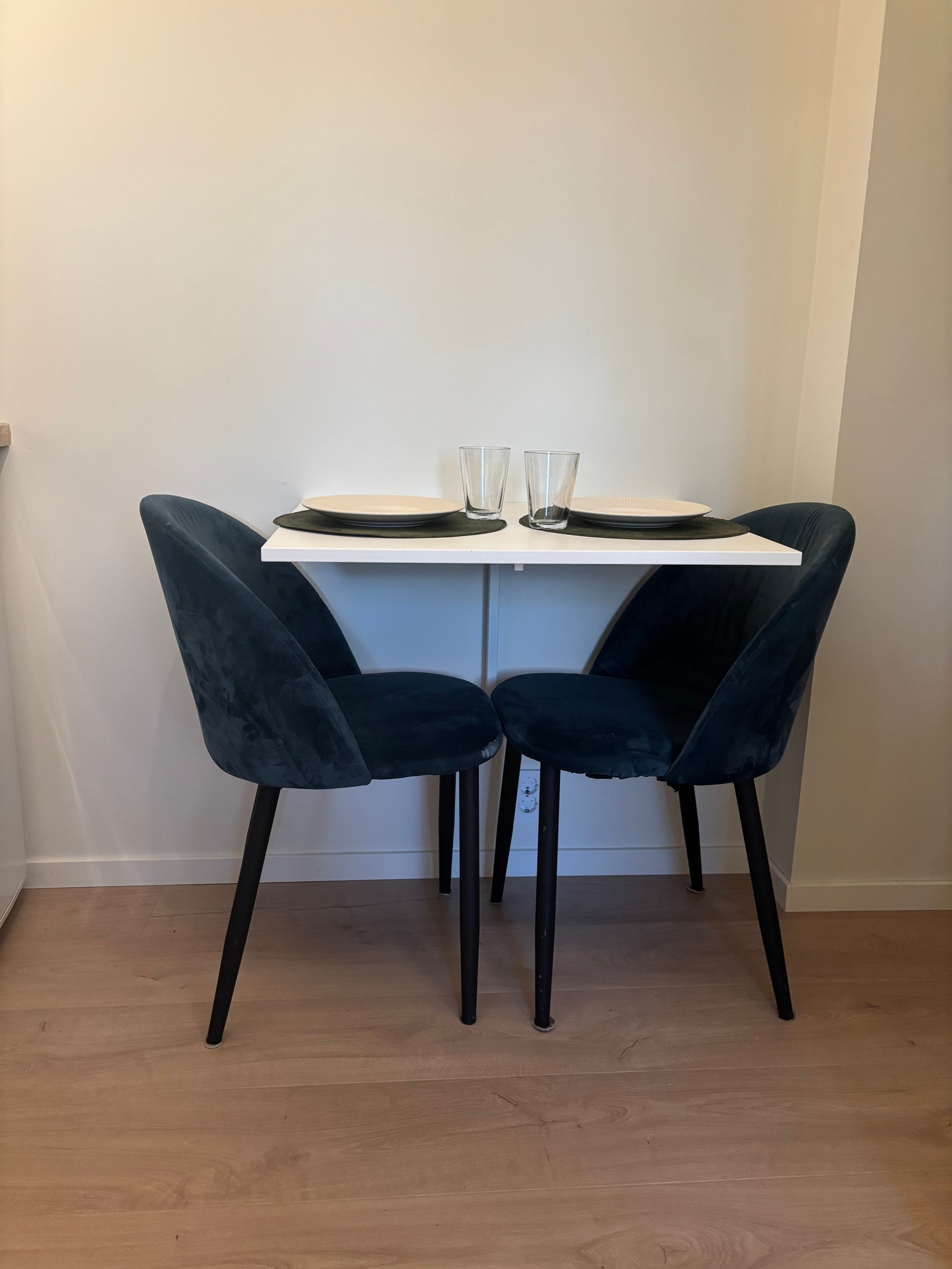 Hyggelig sitteplass med bord som kan slåes ned for mer plass Galleribilde