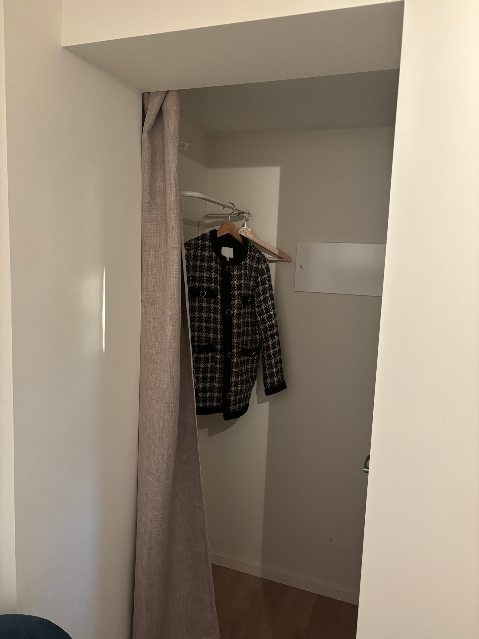 Plass til å henge fra seg yttertøy/lagring Galleribilde