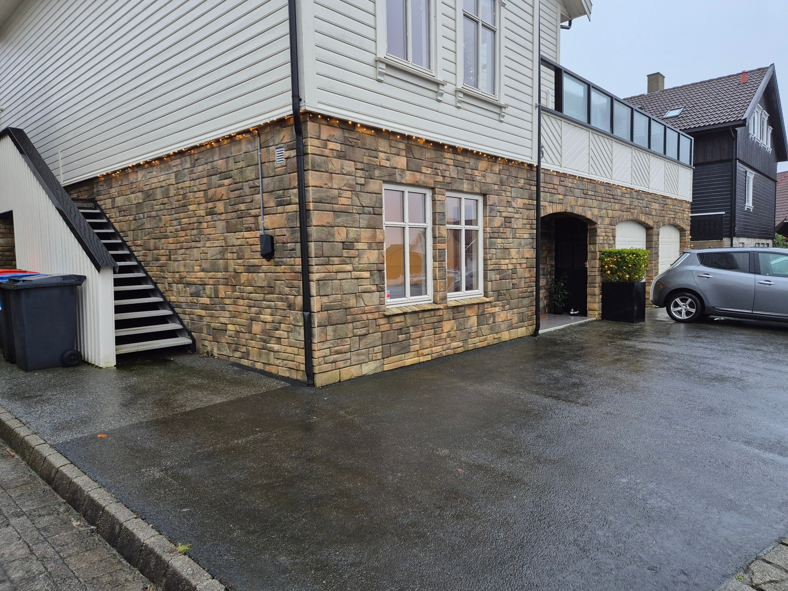 Parkering med elbil-lader Galleribilde