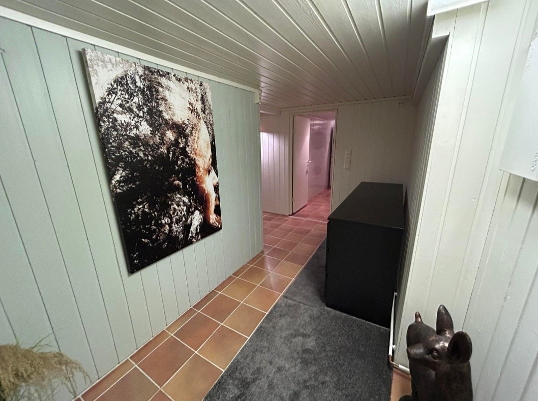 Gang med oppbevaring til badet Galleribilde