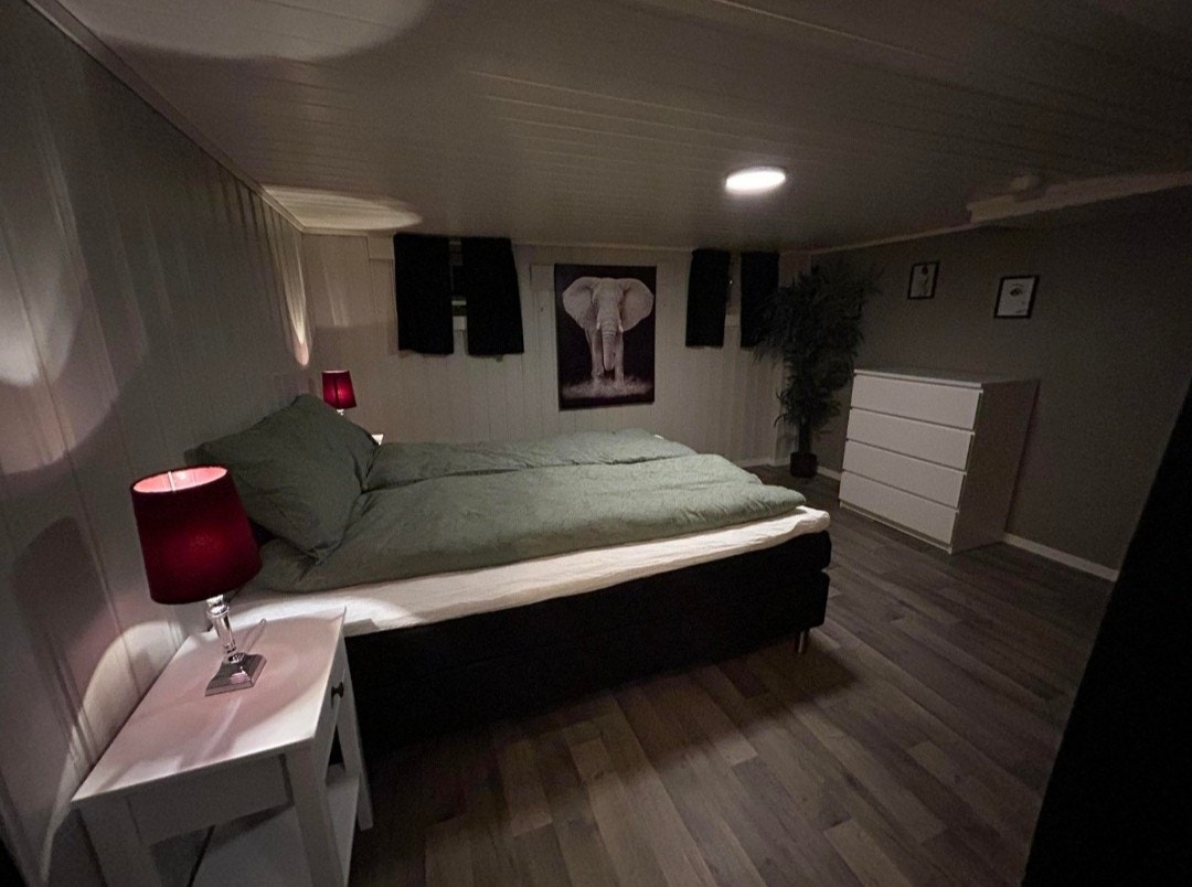 Kommode og skap til klær på soverommet (skap mangler på bildet) Galleribilde