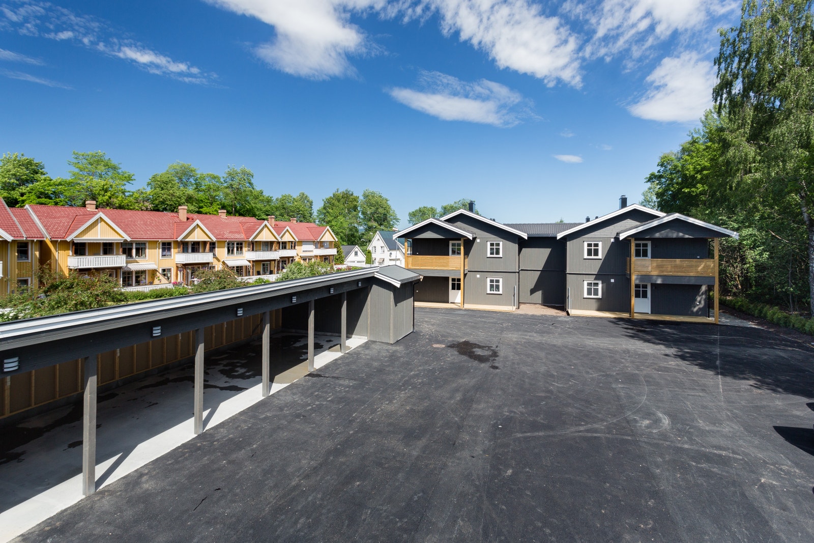 Leiligheten har egen innvendig carport med lader til el bil Galleribilde