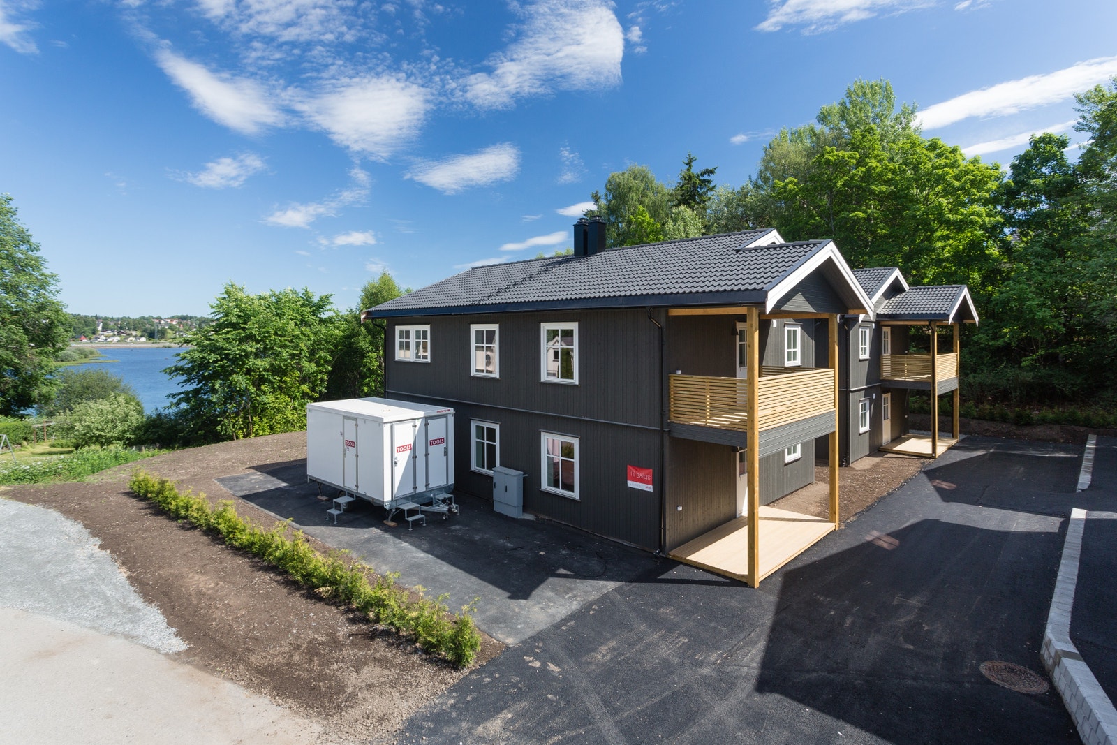 Stor balkong med plass til stoler og grill Galleribilde