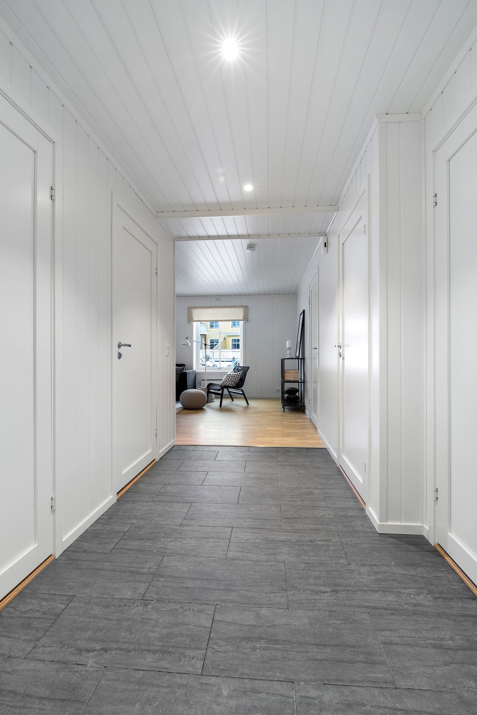 Entre med gulvvarme og downlights Galleribilde