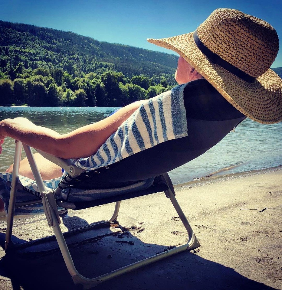 Beliggenheten gir deg en mulighet for en velfortjent pause i sola ved elvekanten Galleribilde