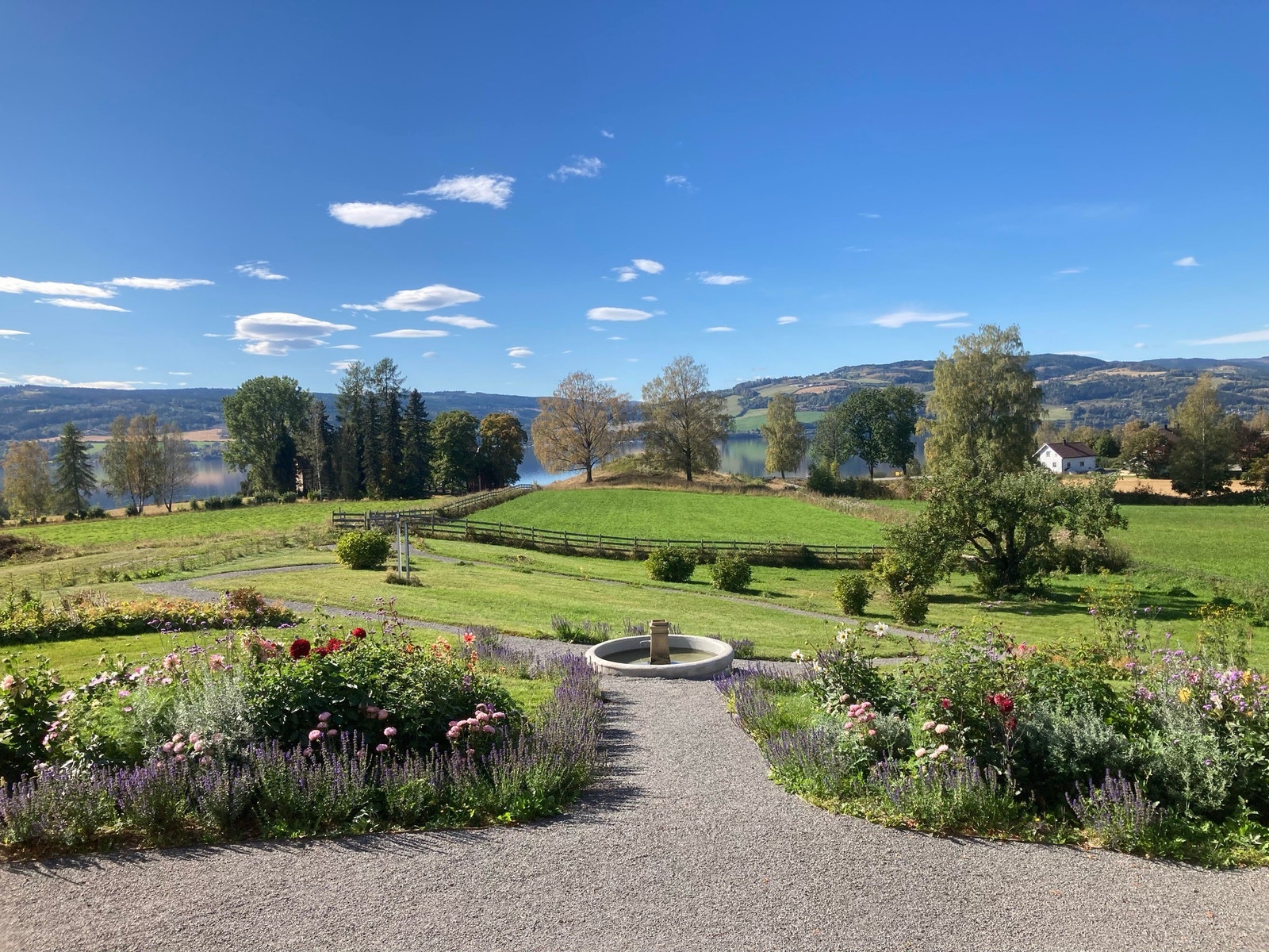 Restaurert 1850-tallshage med mjøsutsikt. Galleribilde