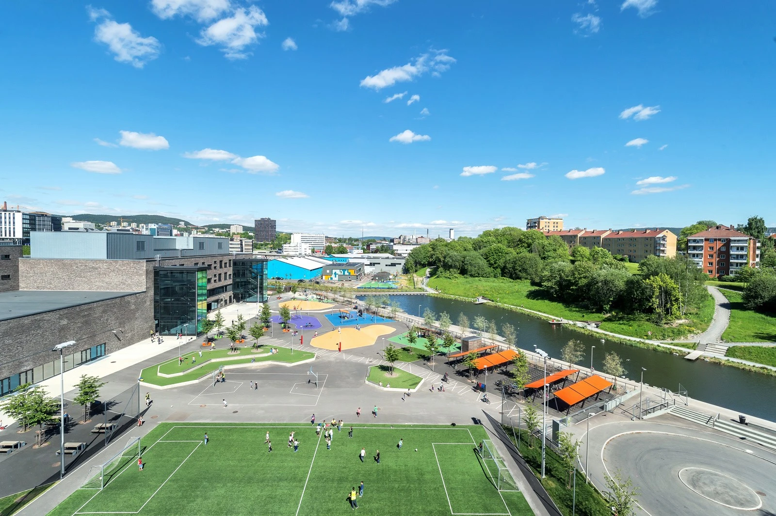 Nye, flotte Teglverket skole (1-10 kl.), hvor er det er flotte leke- og aktivitetsmuligheter for barna. Galleribilde