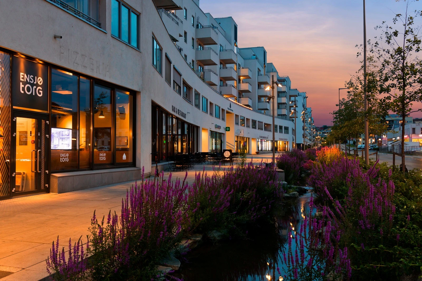 Langs Gladengveien på Ensjø finnes ytterligere matbutikker, kafeer og restauranter. Galleribilde