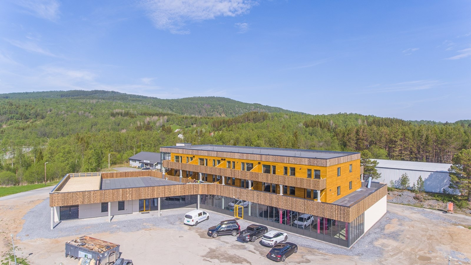 Fasadebilde, leilighetene ligger i andre og tredje etasje. Galleribilde