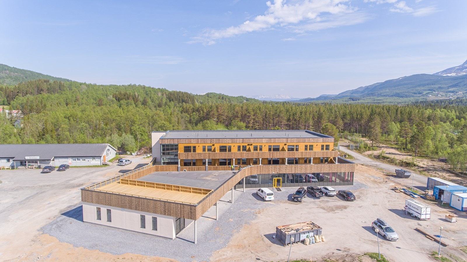 Moderne, tidsriktige og prisgunstige leiligheter i sentrum av Brøstadbotn - heis og vannbåren gulvvarme. Kombinasjonsbygg med flotte fasiliteter. Galleribilde