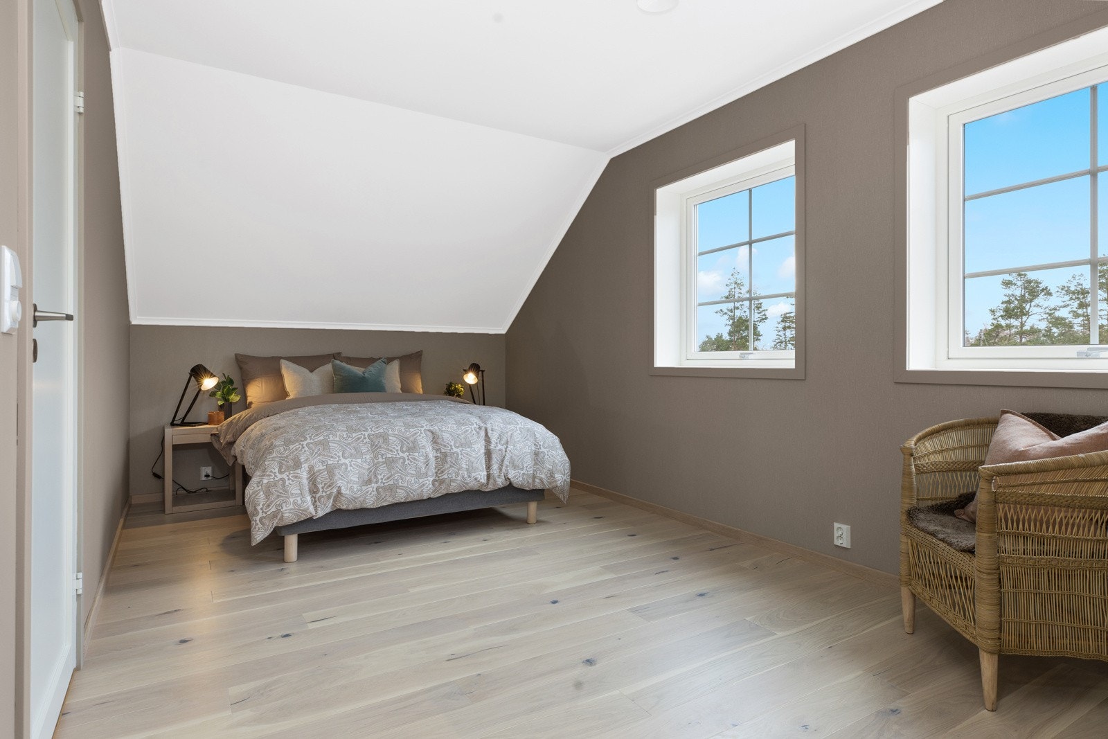 Hovedsoverommet har godt plass og egen walk-in garderobe (illustrasjonsfoto fra tilsvarende oppført bygg) Galleribilde