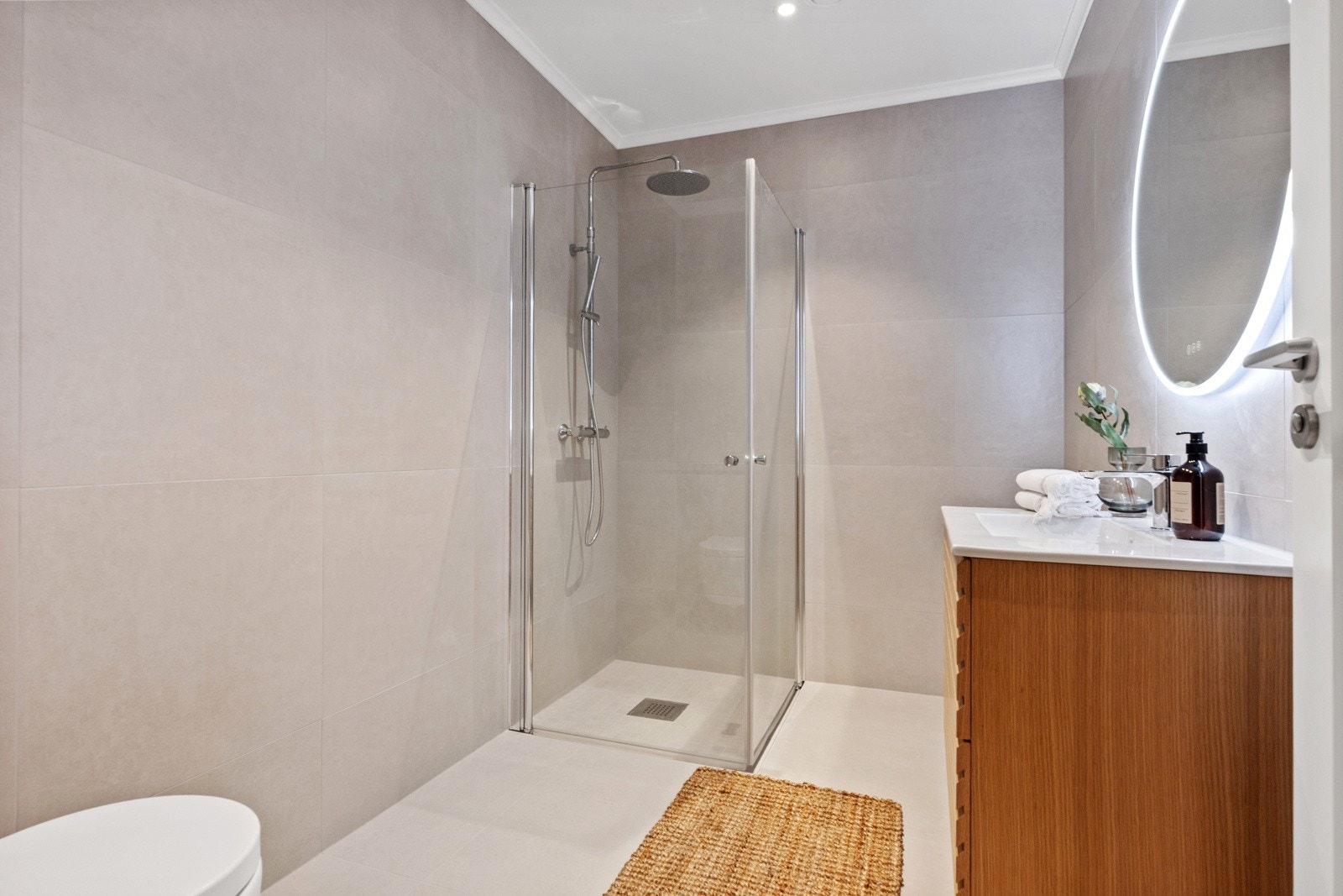 Bygget leveres med to komplette bad (illustrasjonsfoto fra tilsvarende oppført bygg) Galleribilde