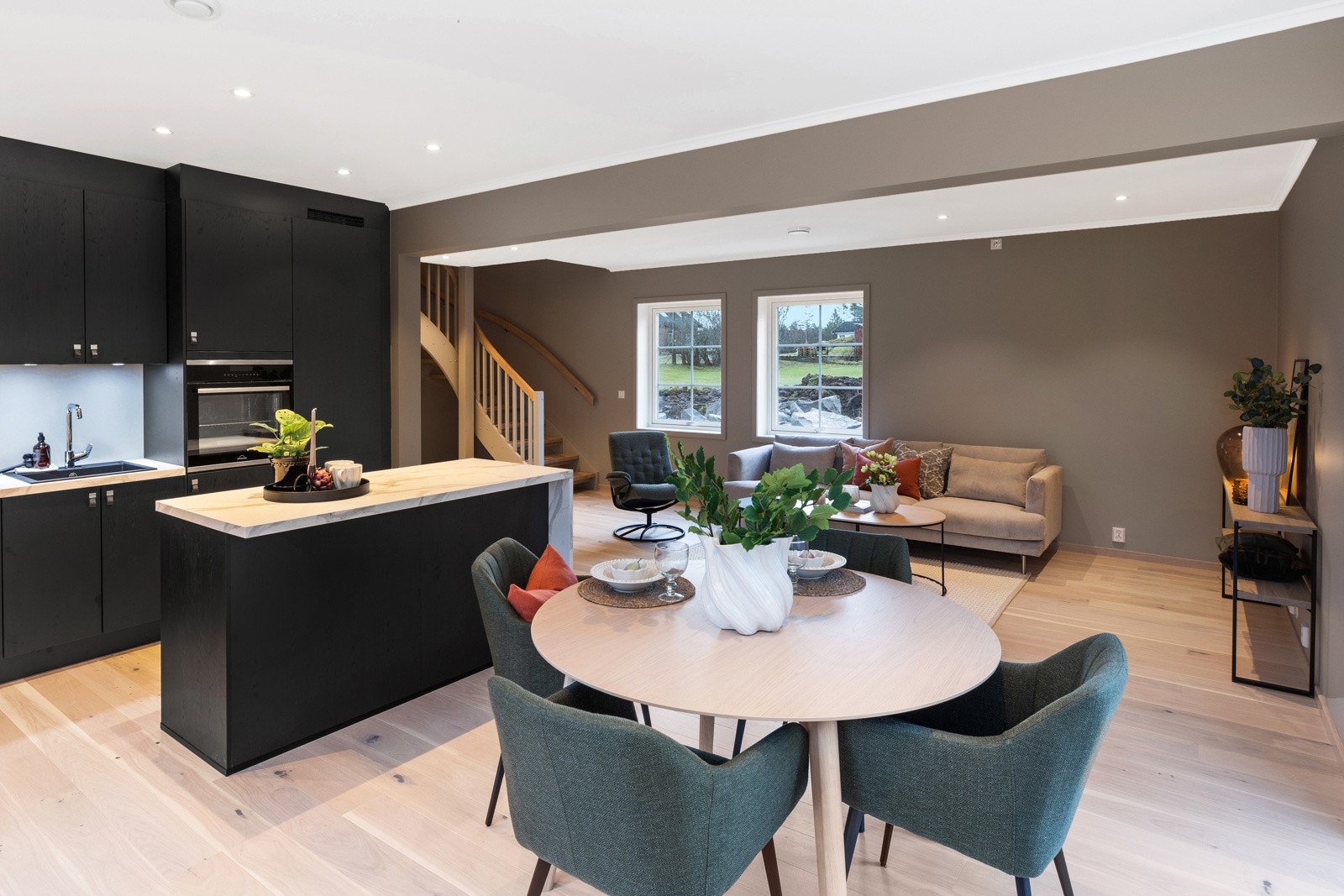 Åpen stue/kjøkkenløsning med utgang til veranda (illustrasjonsfoto fra tilsvarende oppført bygg) Galleribilde