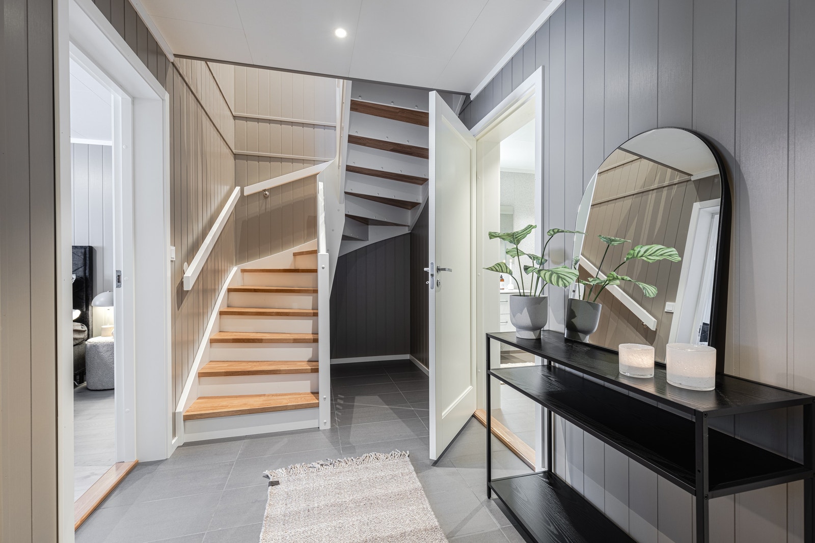 Velkommen inn i en innbydende entré med god plass, slitesterke fliser på gulv og downlights i himling. Galleribilde