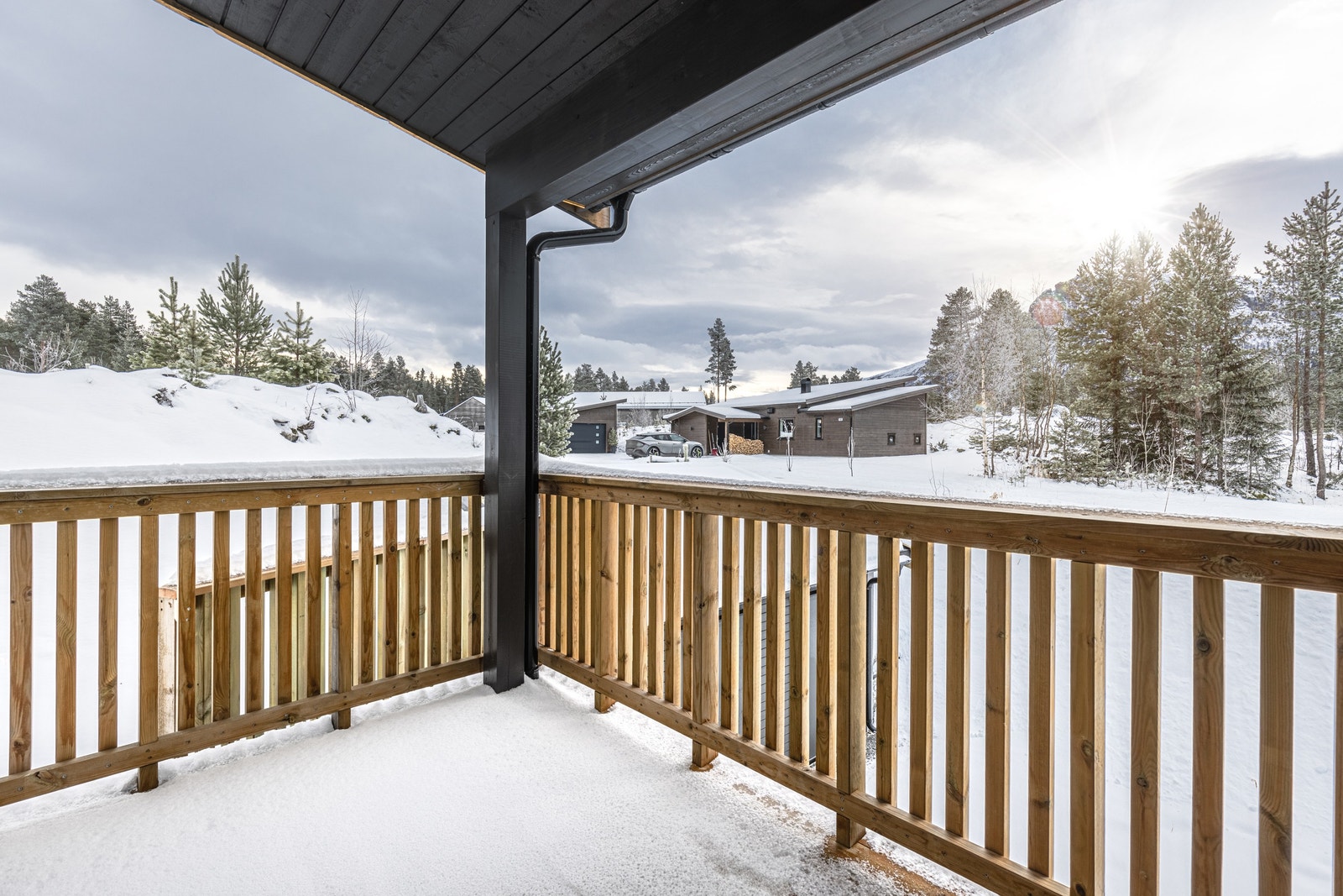 Fra stuen kan du gå rett ut på en praktisk overbygd balkong. Galleribilde