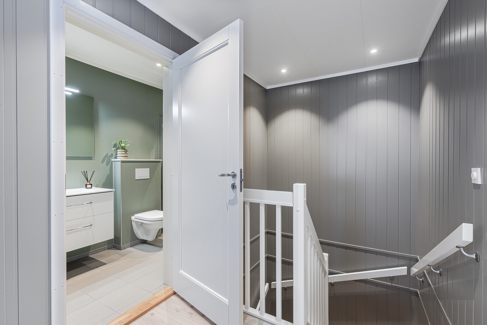 Fra stue/kjøkken mot bad og trapp. Galleribilde