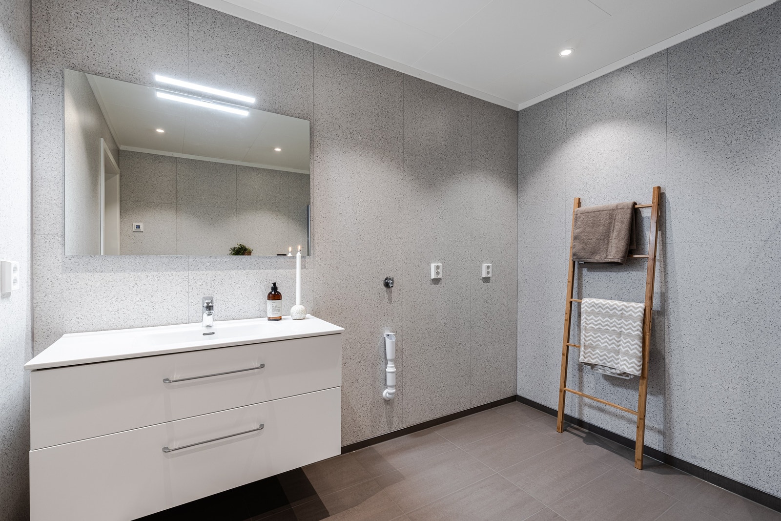 I underetasjen finner du et stort, lyst og delikat bad og vaskerom. Galleribilde