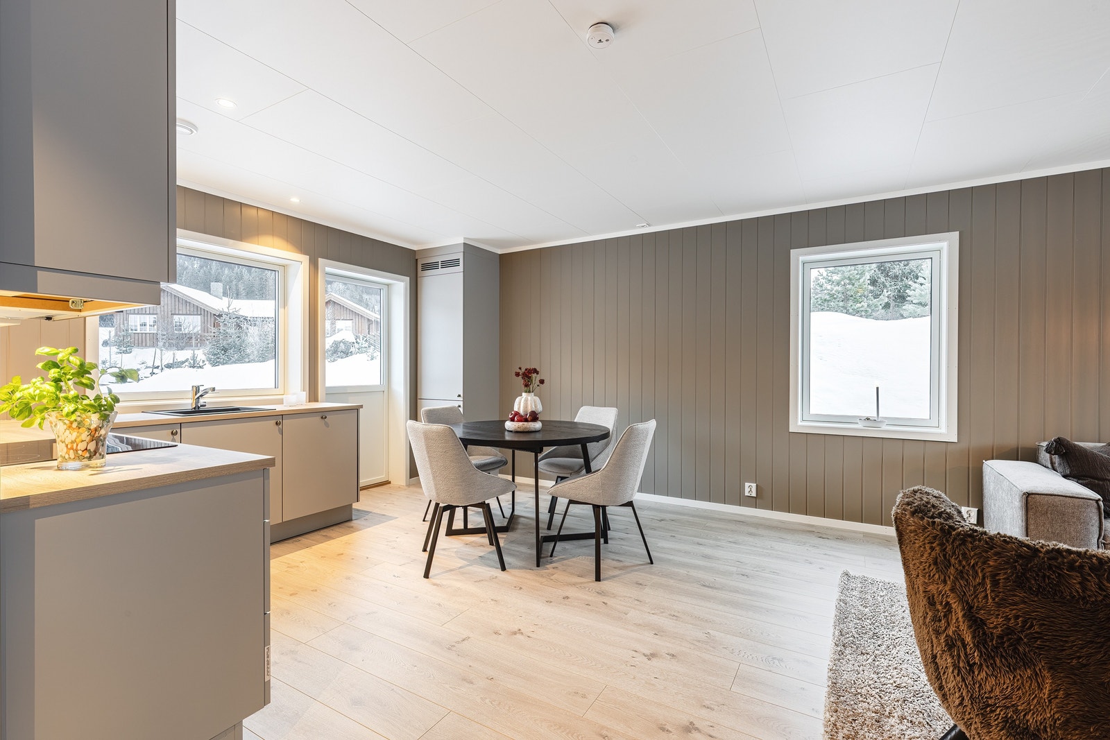 Det er god plass til spisebord i tilknytning til kjøkkenet. Galleribilde