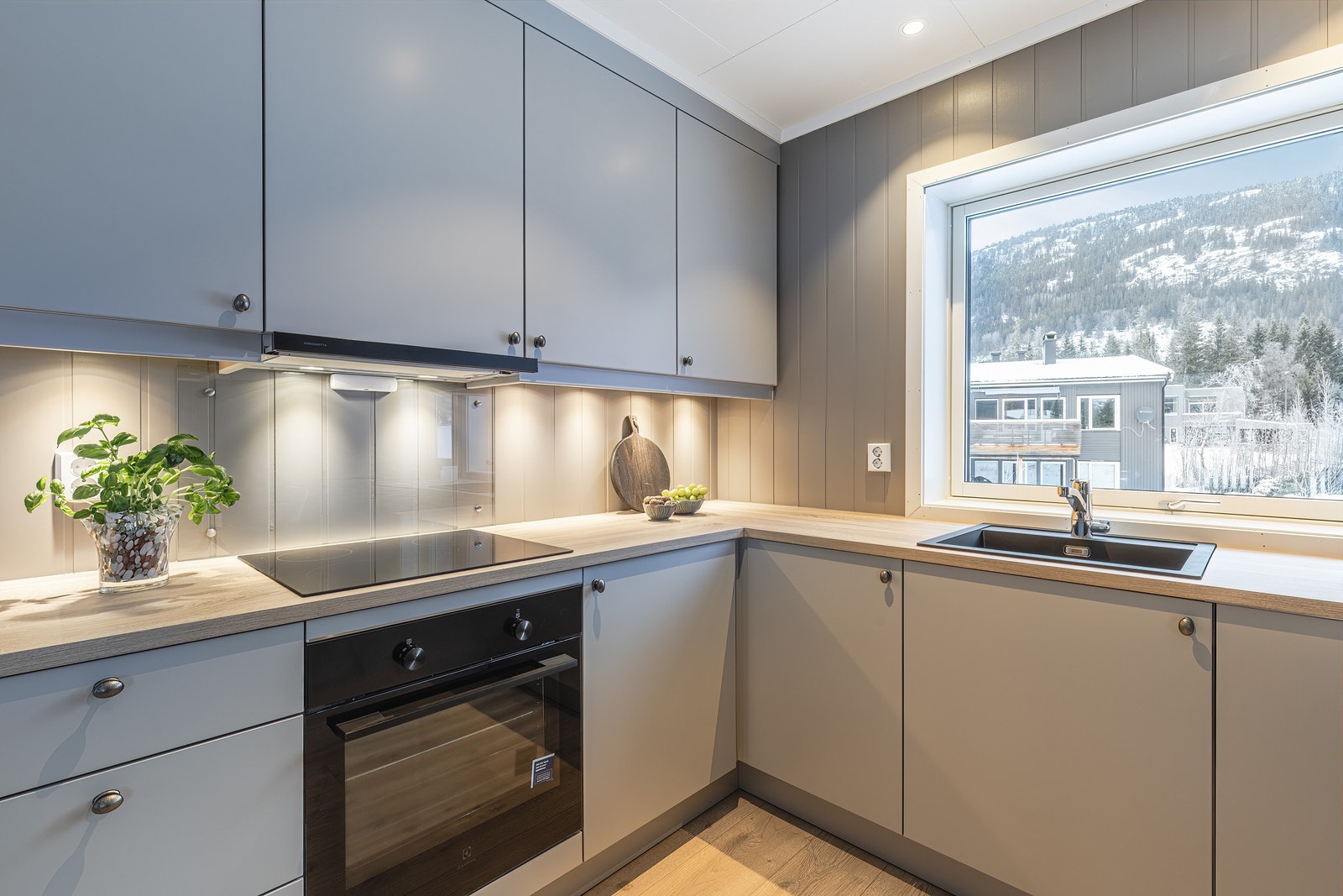 Nyt utsikt mot fjell og natur under matlagingen. Galleribilde