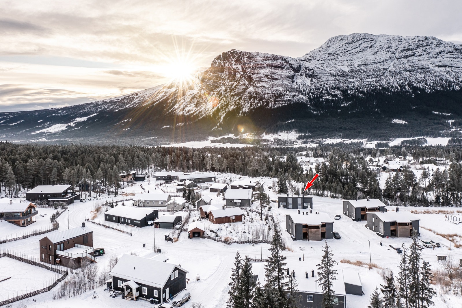 Beliggende i fantastiske omgivelser, med utsikt mot mektige fjell i alle retninger. Galleribilde