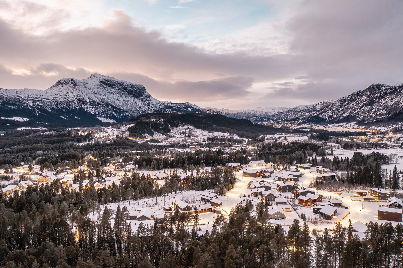 Det er bl.a ca. 15 min gange til Ulsåk med barnehage, barneskole og Kiwi-butikk. Galleribilde