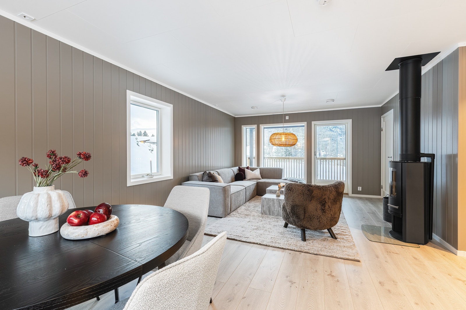 Med vinduer på tre kanter blir stue/kjøkken fylt av deilig naturlig lys. Galleribilde