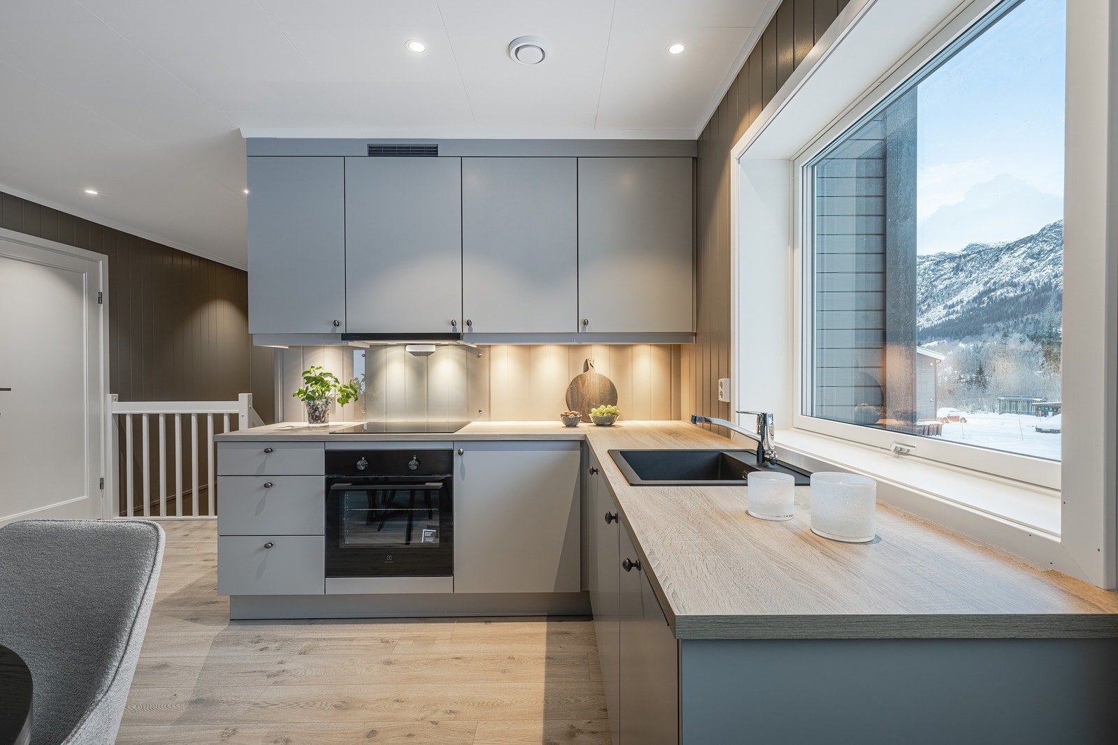 Det er god skap- og benkeplass og integrerte hvitevarer. Galleribilde