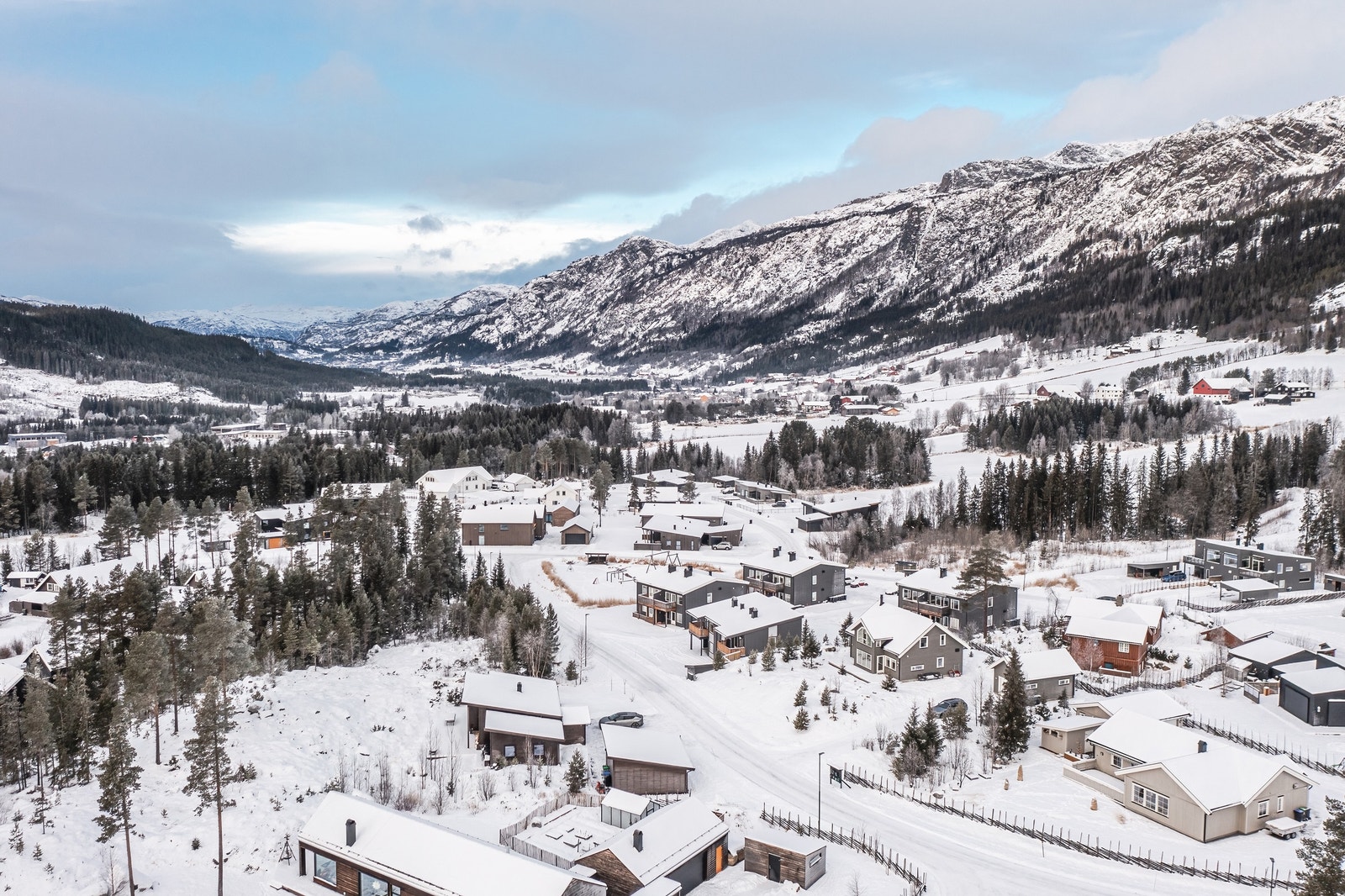 Tomannsboligen ligger i et veletablert område på Svøo, med turstier, leikeplass og vakker natur i umiddelbar nærhet. Galleribilde