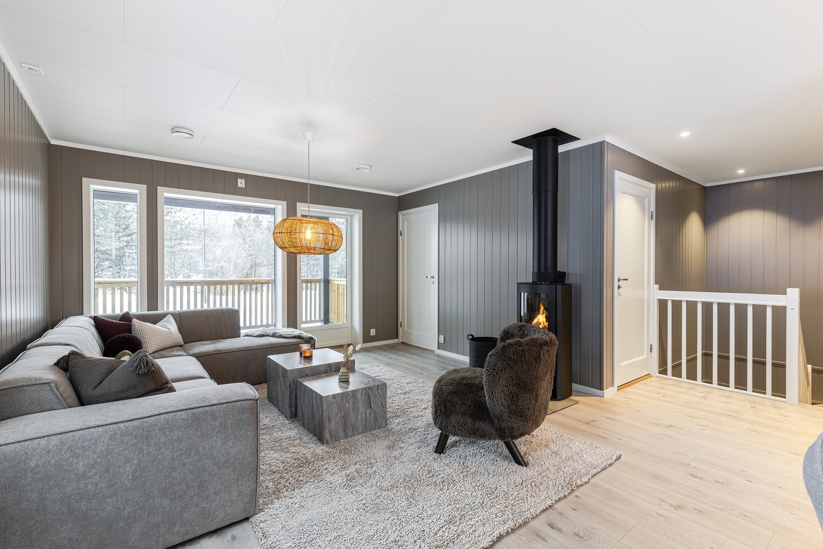 Stue med god plass til salongmøblement og tv. Fra sofakroken er det flott utsikt. Peisovnen varmer godt på kaldere dager. Galleribilde