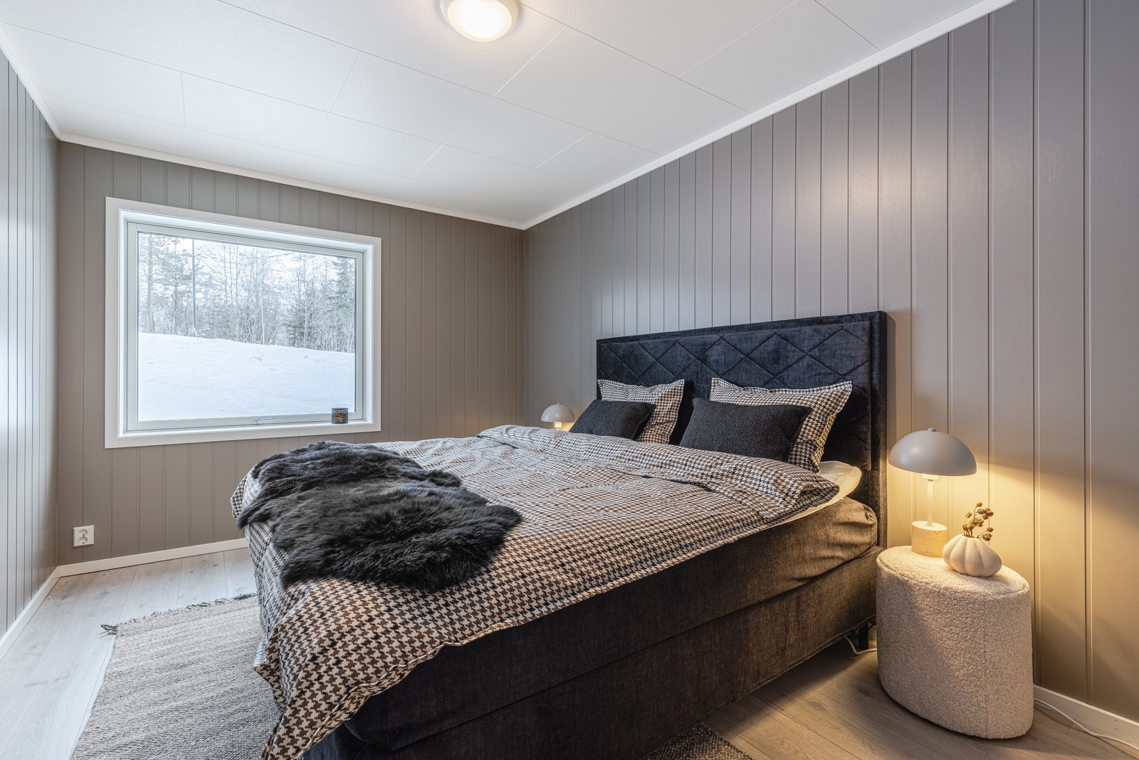 Boligens hovedsoverom finner du i underetasjen. Galleribilde