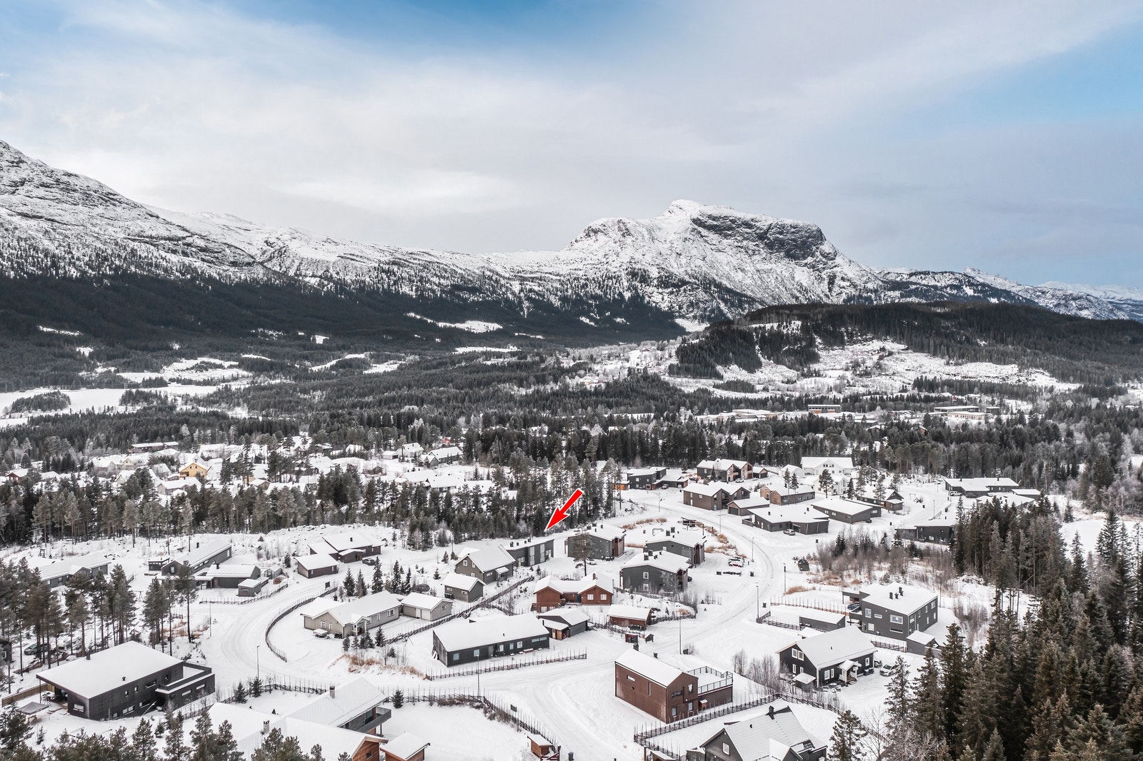 Solrik beliggenhet og flott utsikt mot mektige fjell i alle retninger. Galleribilde