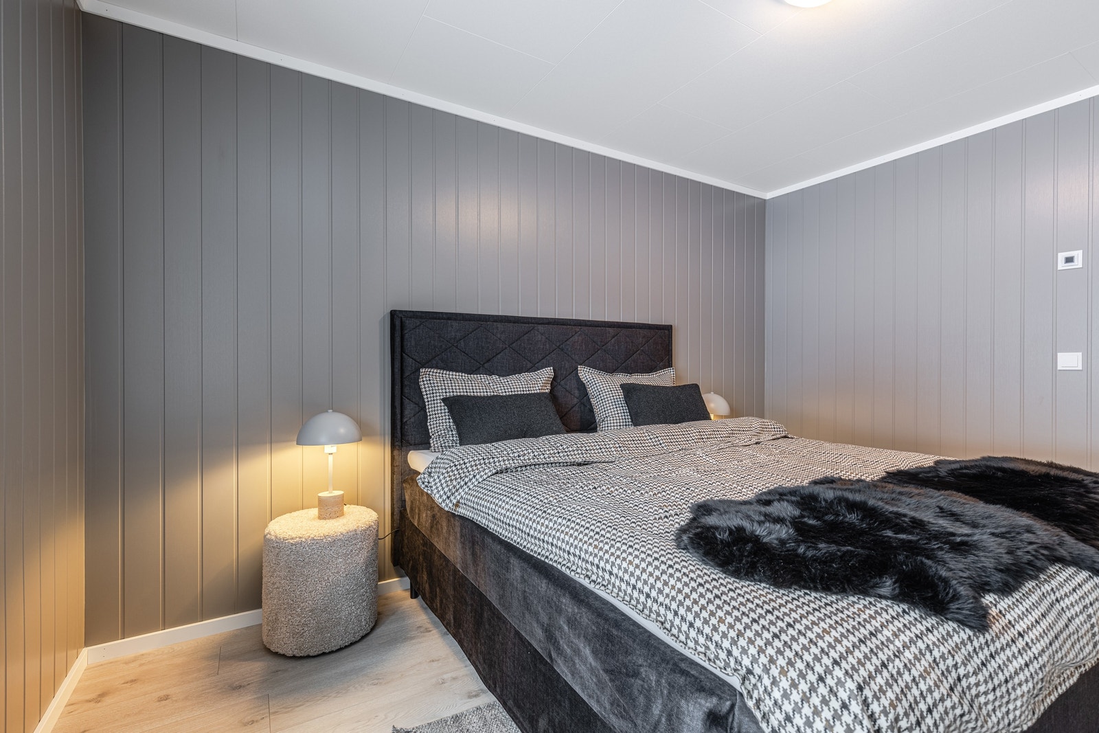 I hovedsoverommet er det god plass til dobbeltseng, garderobe og nattbord. Galleribilde