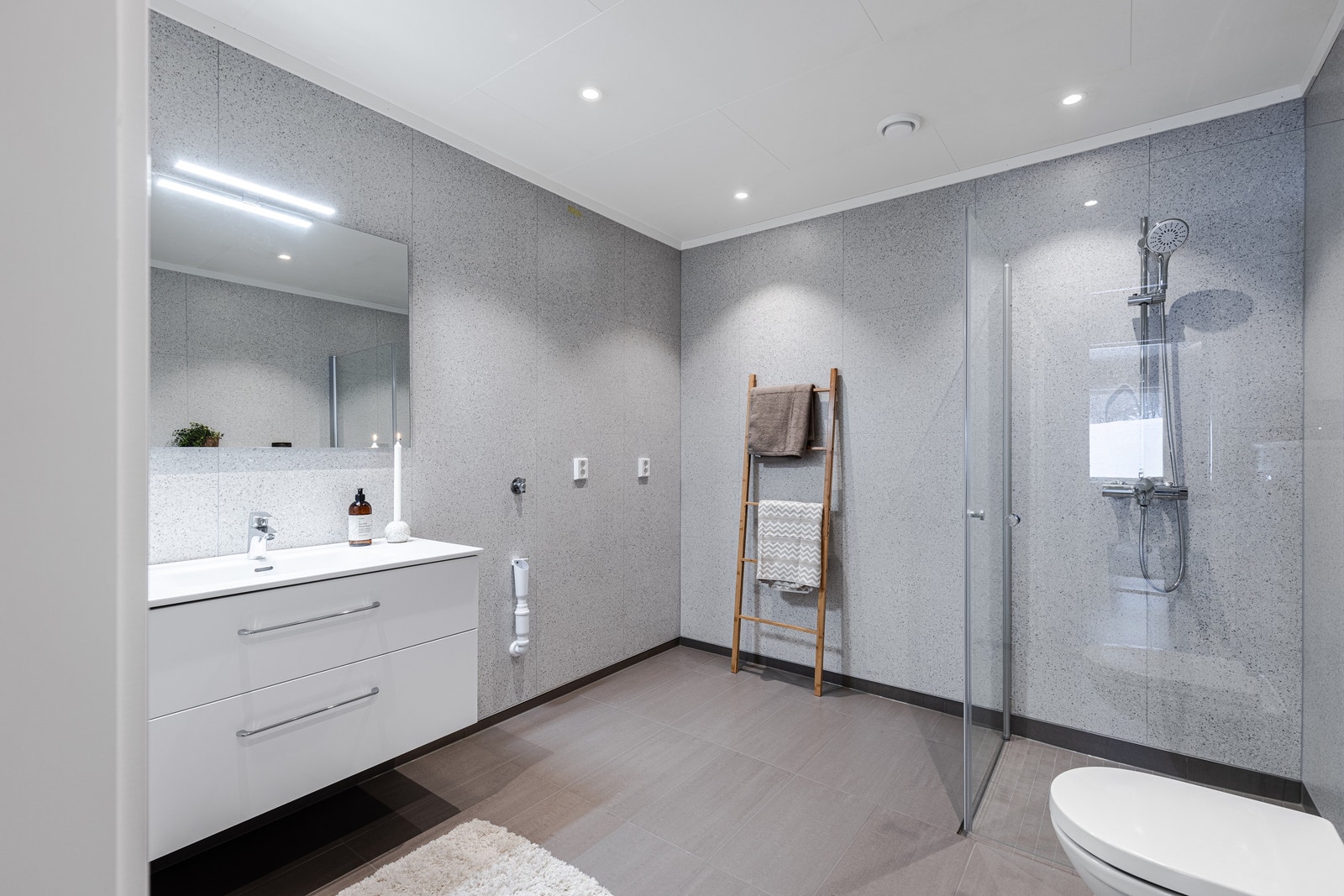 Det er god plass til både vaskemaskin og tørketrommel, samt andre oppbevarings-muligheter. Galleribilde