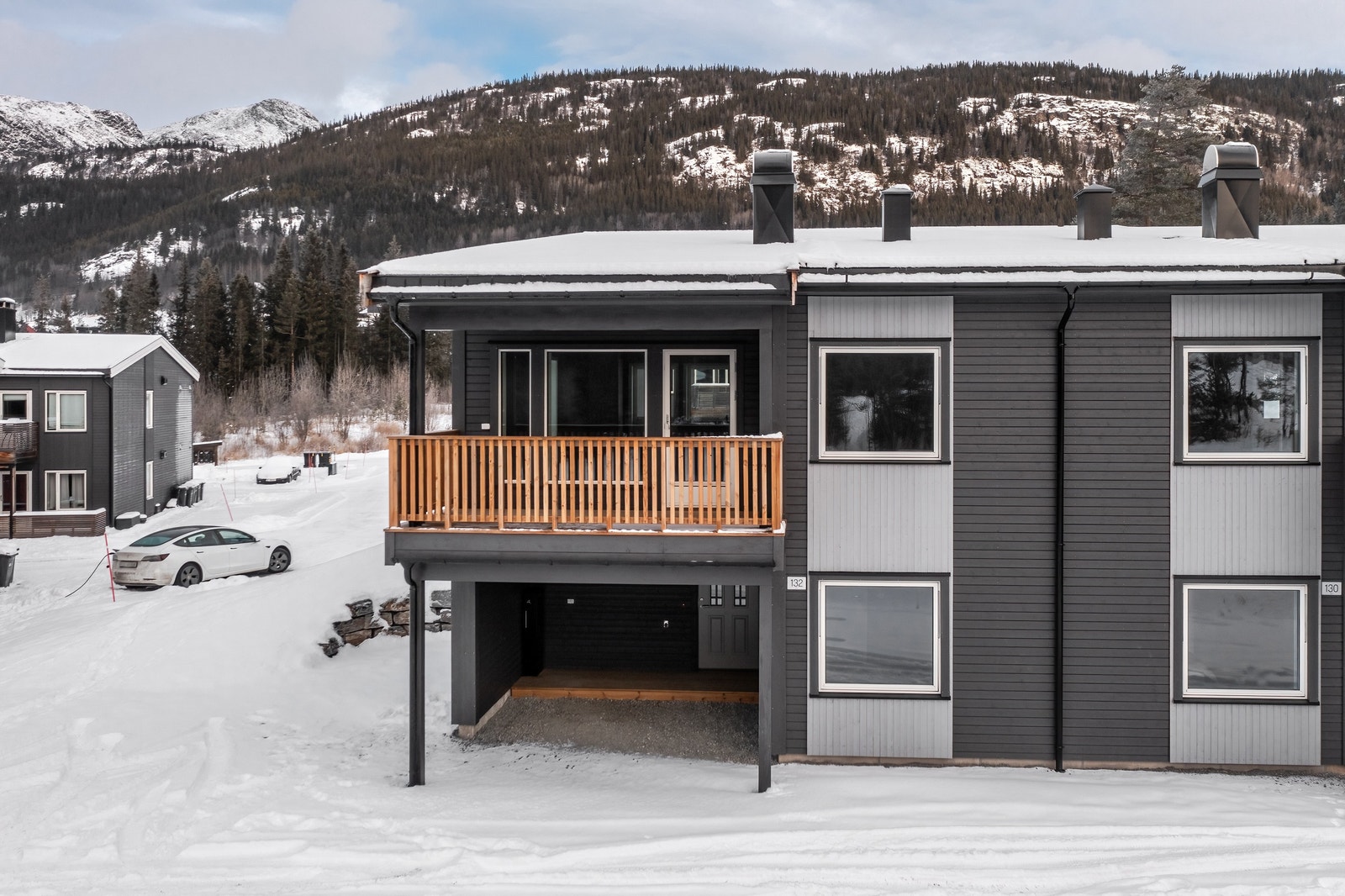 Tomannsboligen i Svøovegen 132 er ikke møblert og fotografert, men er lik boligen som er fotografert, bare speilvendt. Galleribilde