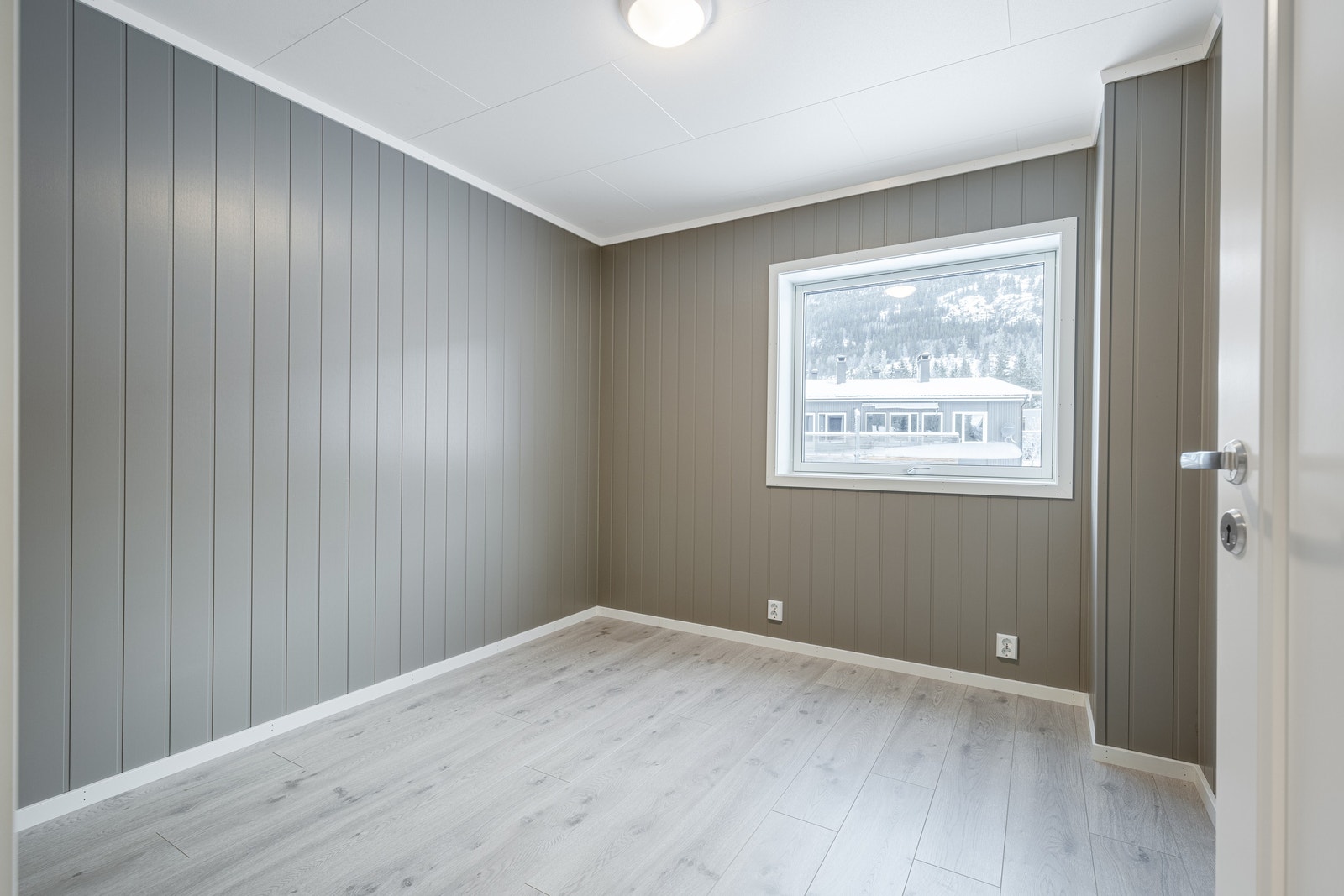 Soverom 3 er også av god størrelse, med plass til både dobbeltseng, garderobe løsning og nattbord. Galleribilde