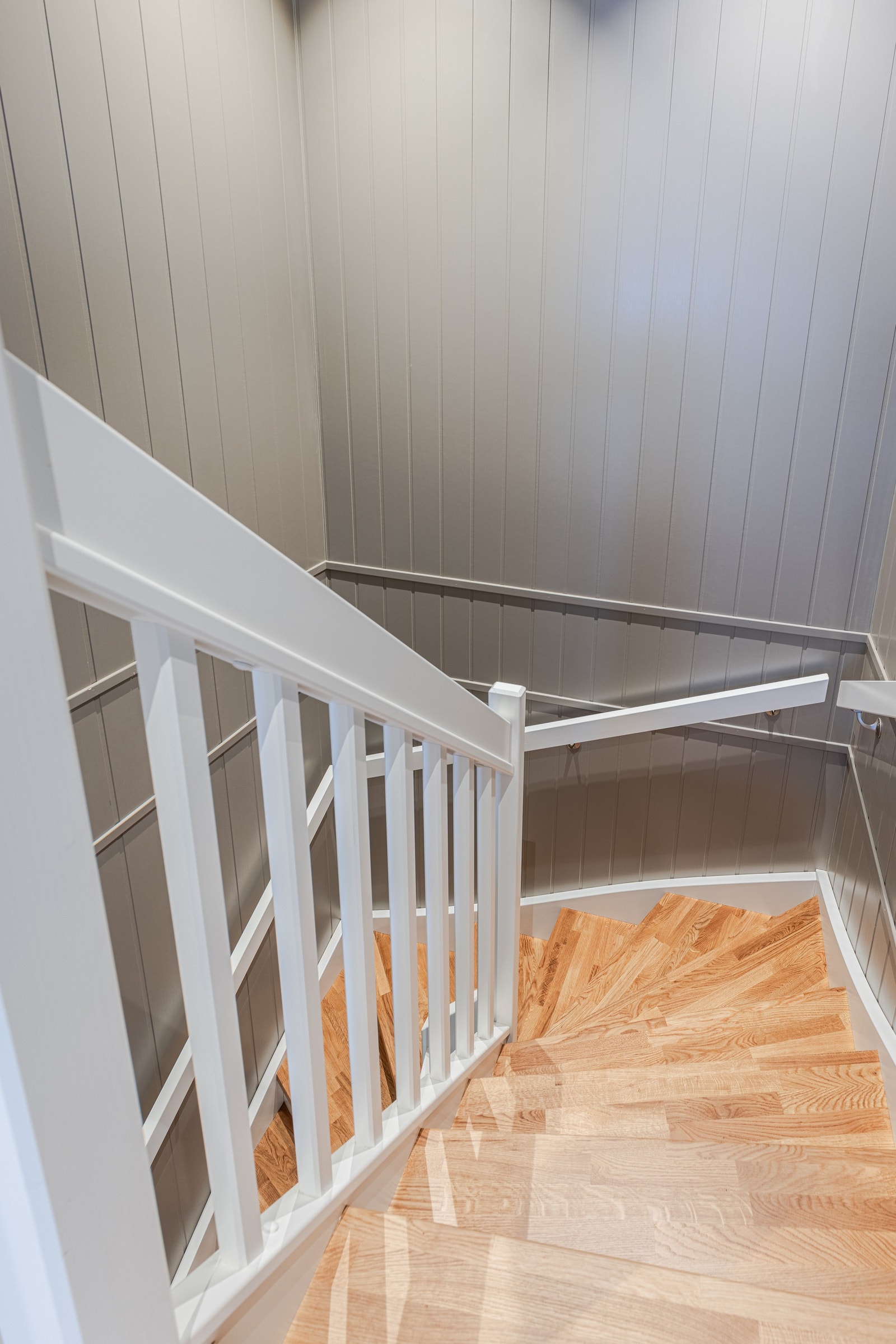 Trappen opp i hovedetasjen har eiketrinn og stusstrinn. Under trappen er det mange muligheter for ytterligere oppbevaring. Downlights i himling sikrer god belysning. Galleribilde