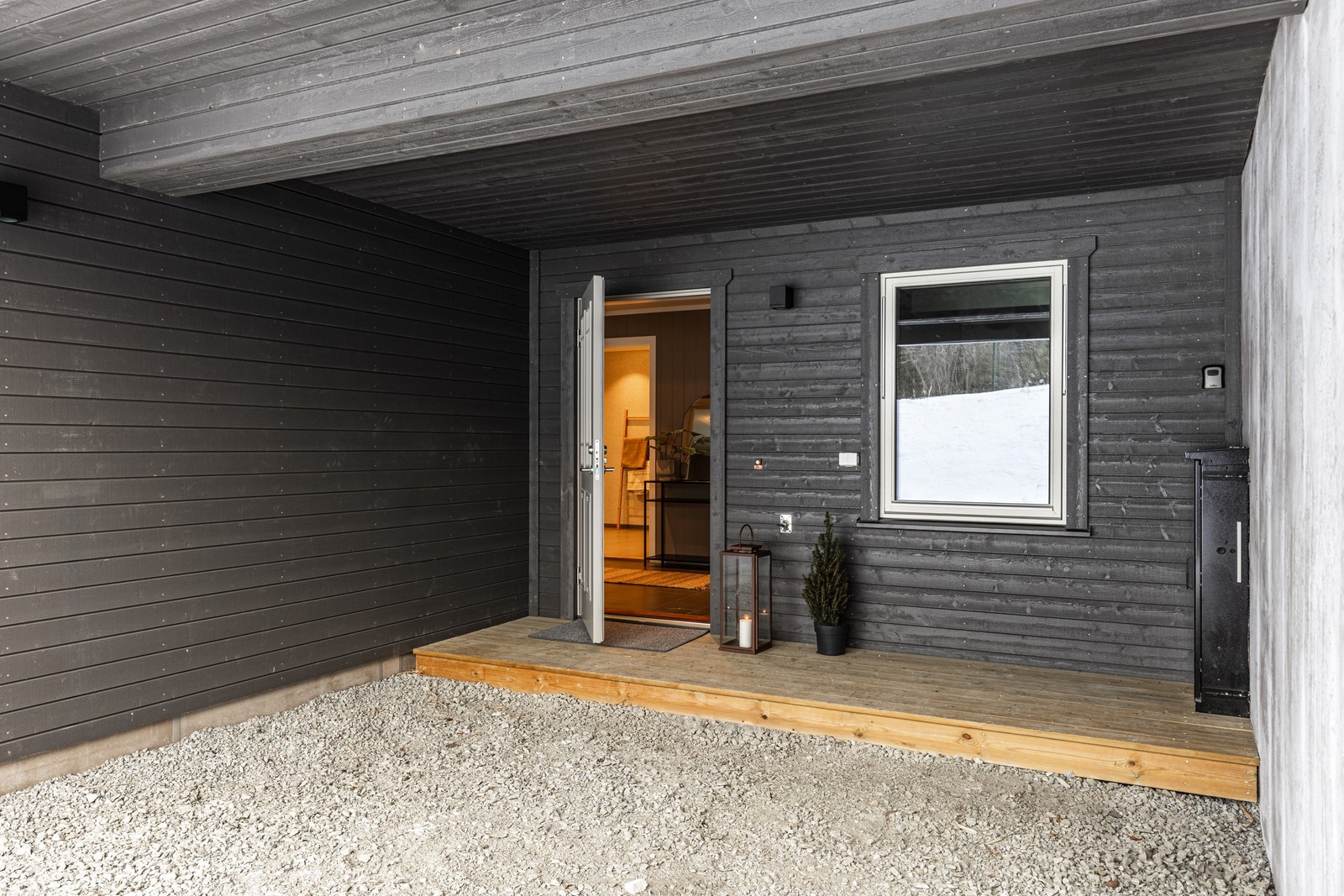 Her ønskes du velkommen av et hyggelig overbygget inngangsparti/ carport. Her kan du gå tørrskodd inn fra bilen. Galleribilde