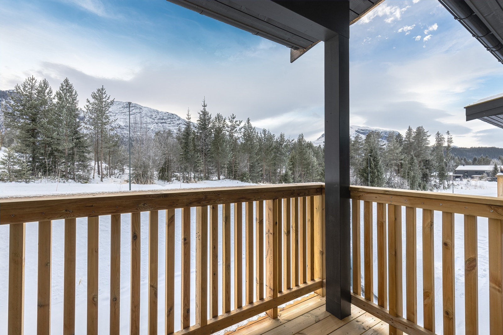 Flott utsikt mot fjellrekken i sør fra stuen og den overbygde, skjermede balkongen. Galleribilde